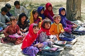 How to make learning a healthy obsession. Photo of children learning